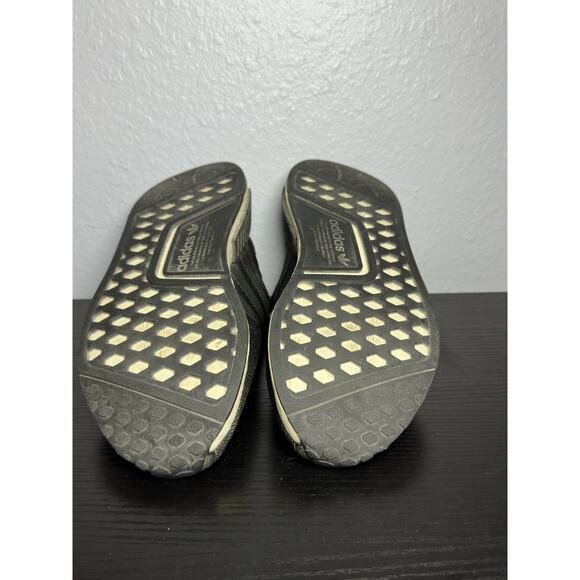 Adidas NMD R1 Trace Black With out box Size 5.5 - Picture 4 of 5